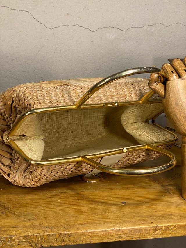 Bolso vintage de fibra vegetal trenzada.