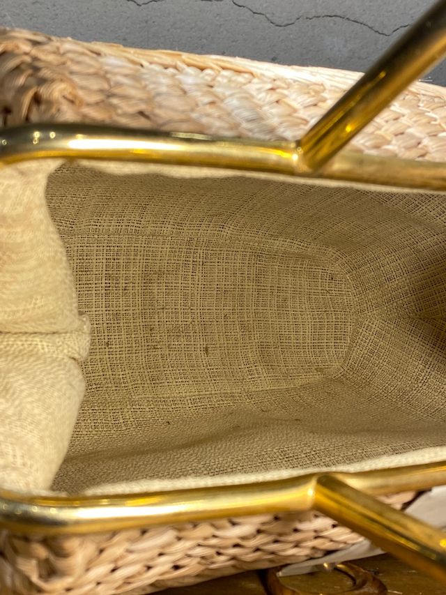 Bolso vintage de fibra vegetal trenzada.