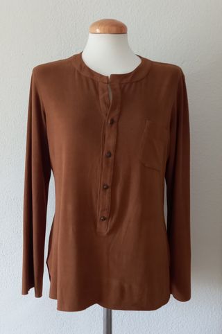camisa cuello maho. color camel. ideal para otoño.