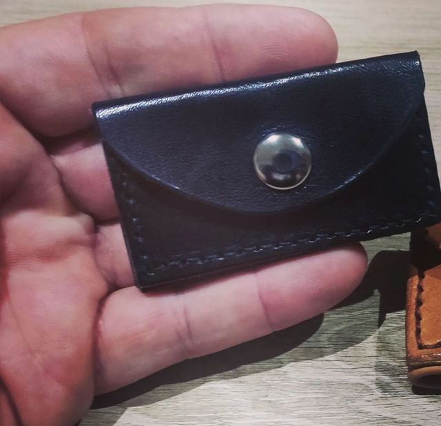 minicartera de cuero