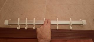 Perchas para detrás de las puertas.