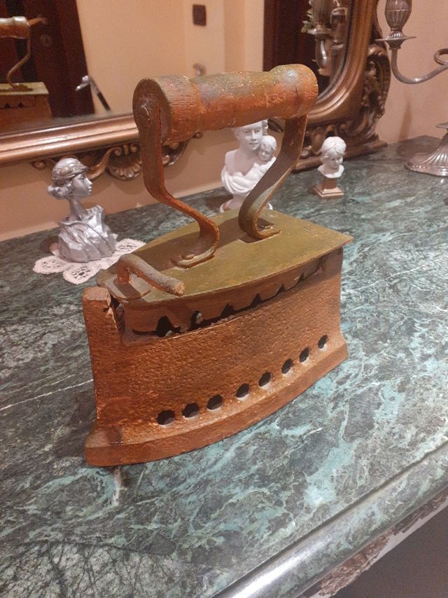 Ferro da stiro antico