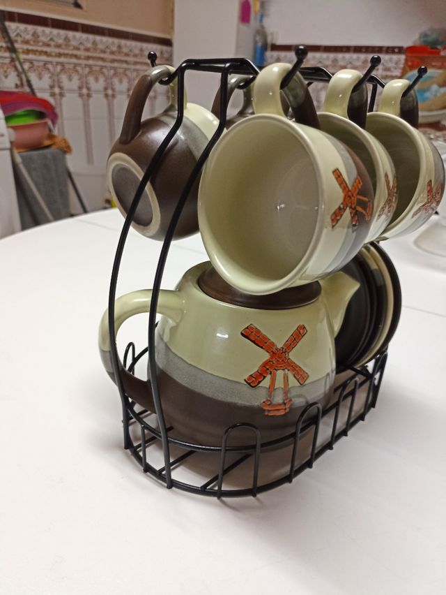 juego de café 6 tazas, 5 platos, y tetera.