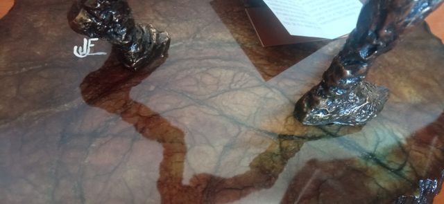 el caminante gasteiz bronce