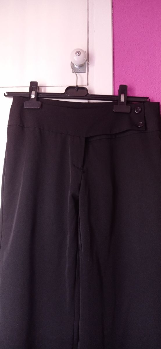 Pantalón negro tiro bajo.