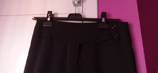 Pantalón negro tiro bajo.