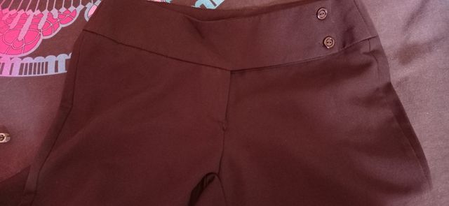 Pantalón negro tiro bajo.