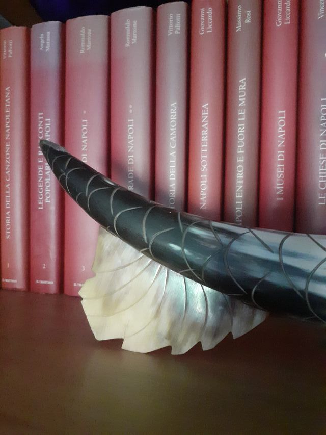 Corno intagliato a forma di pesce