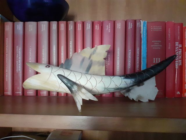 Corno intagliato a forma di pesce