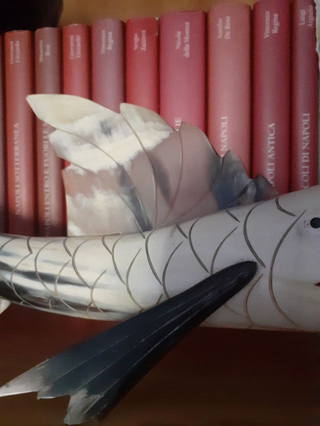 Corno intagliato a forma di pesce