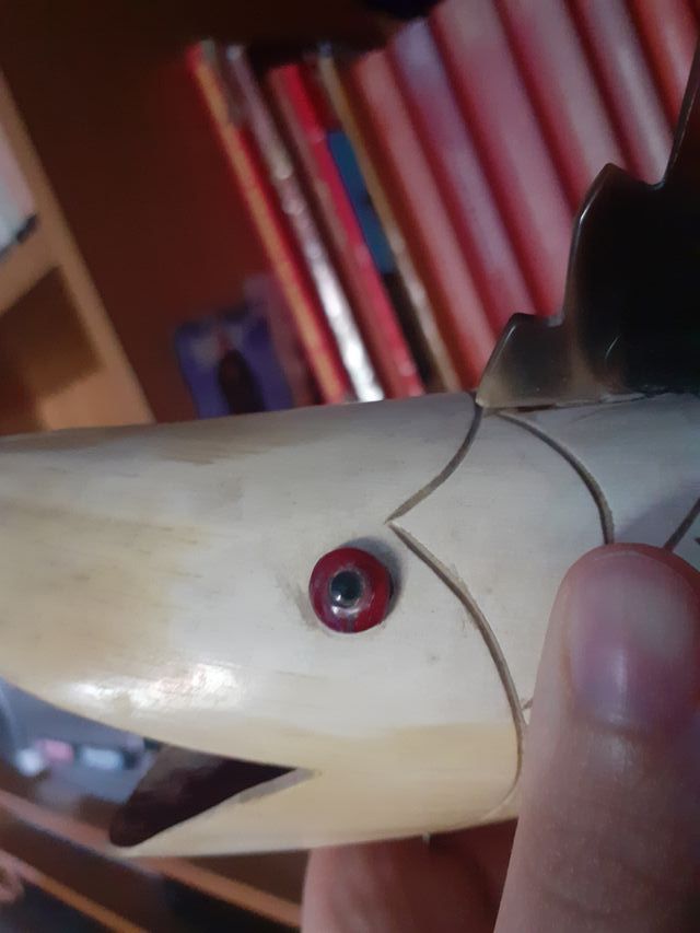 Corno intagliato a forma di pesce