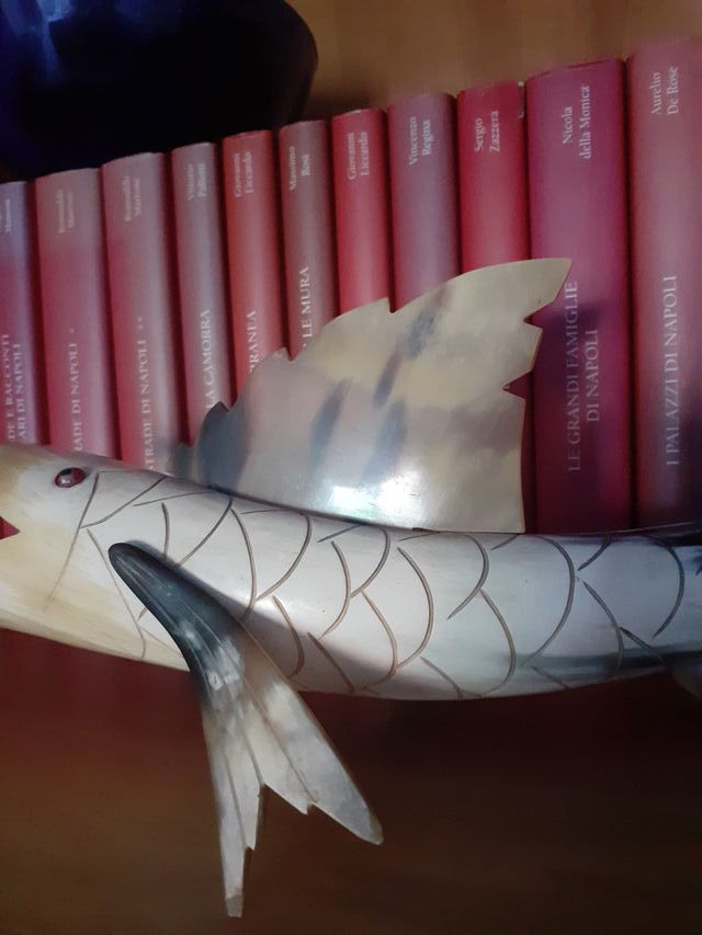 Corno intagliato a forma di pesce