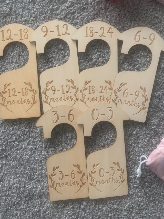 Separadores de armario de madera bebé