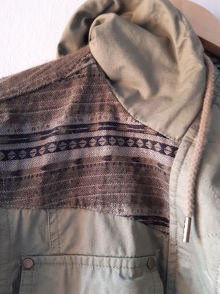 parka verde con capucha