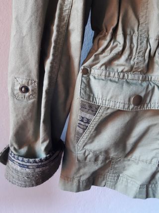 parka verde con capucha