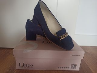 Zapatos azul marino con hebillas doradas