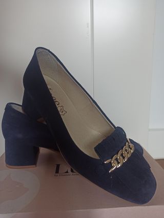Zapatos azul marino con hebillas doradas