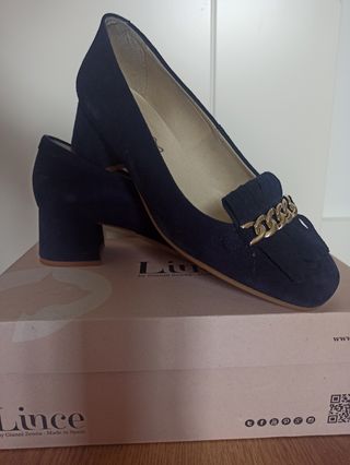 Zapatos azul marino con hebillas doradas