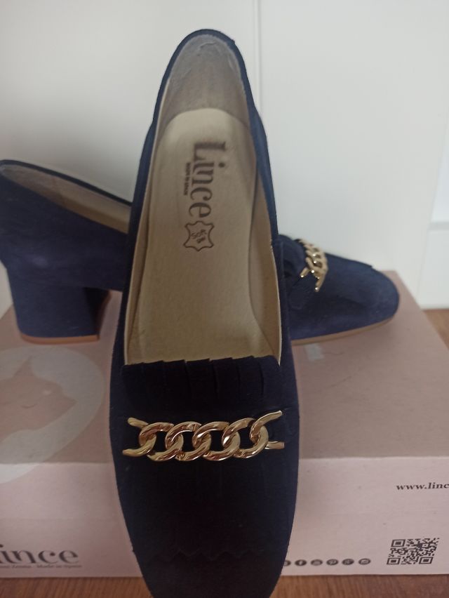 Zapatos azul marino con hebillas doradas