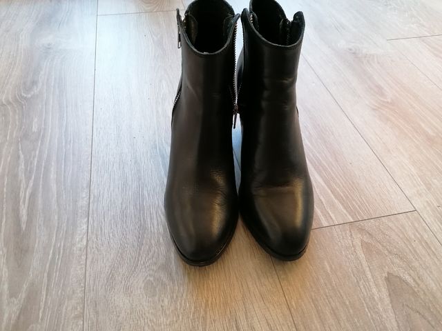 Botines negros de piel