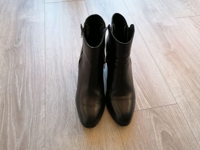 Botines negros de piel