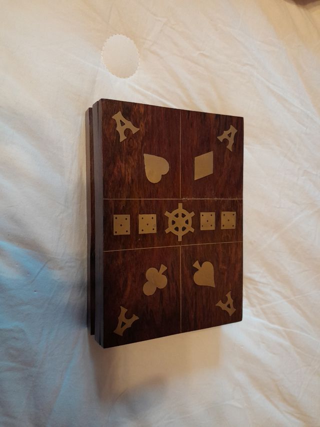 Caja de madera para cartas y dados