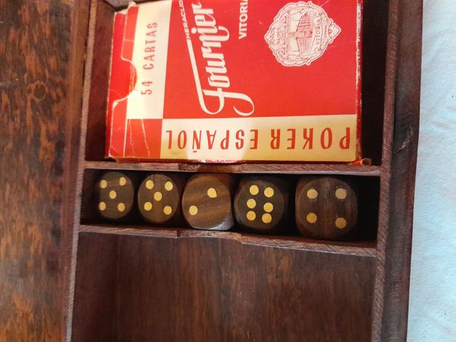 Caja de madera para cartas y dados