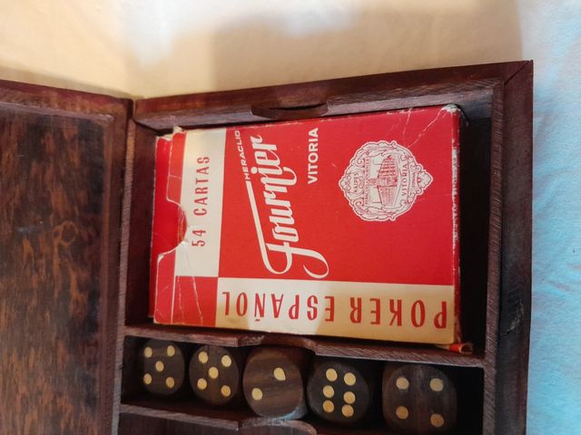 Caja de madera para cartas y dados