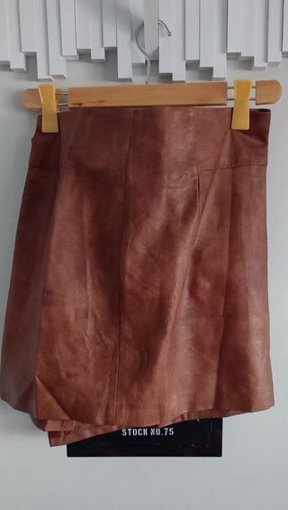 Falda polipiel marrón H&M talla 38 