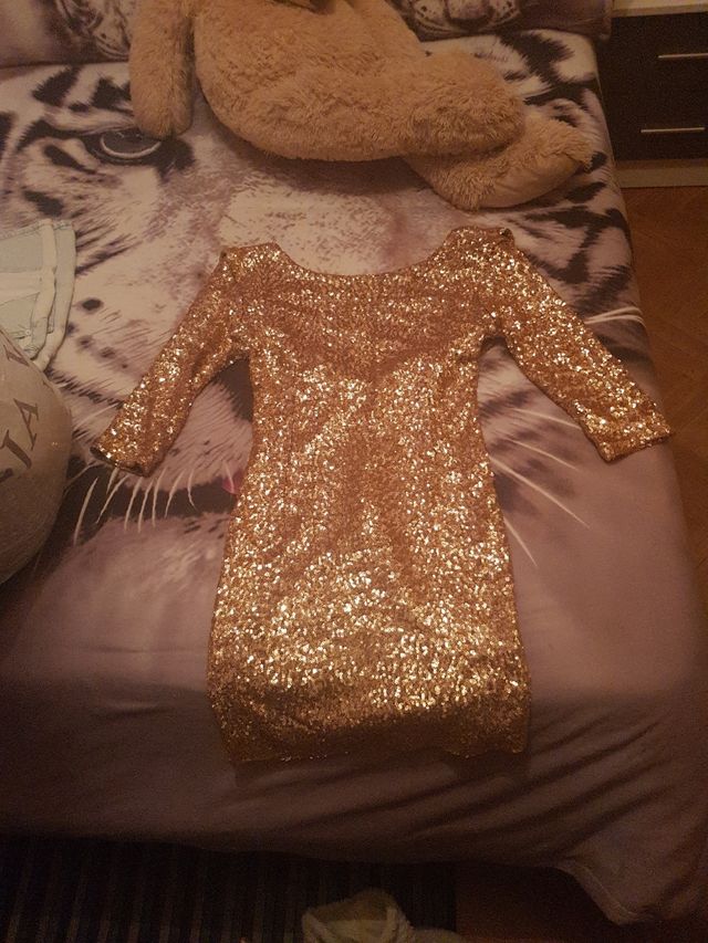 vestido color dorado con lentejuelas