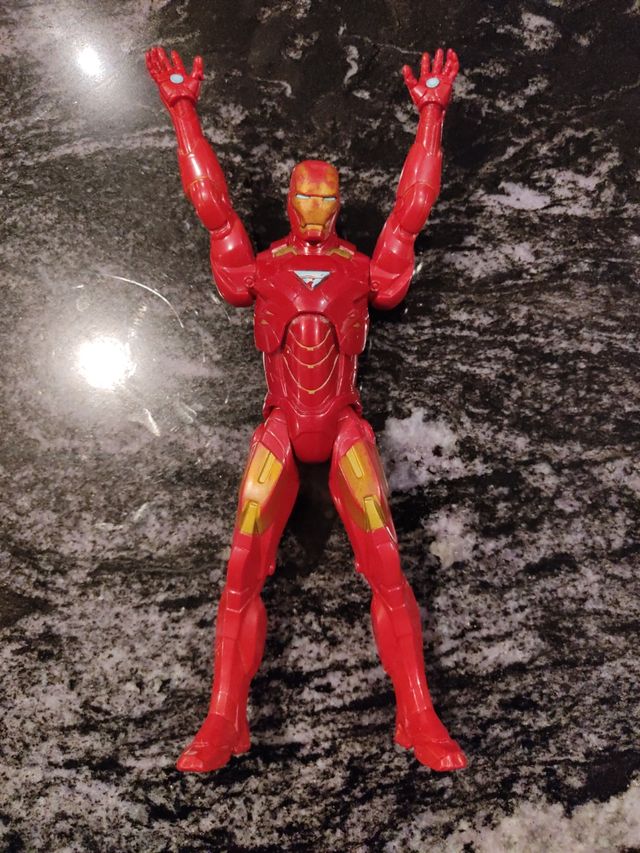 Juguete muñeco Iron Man rojo