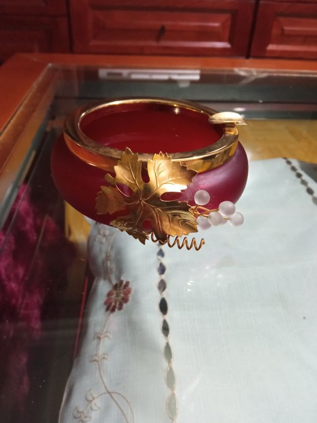 Conjunto de adornos granates y dorados