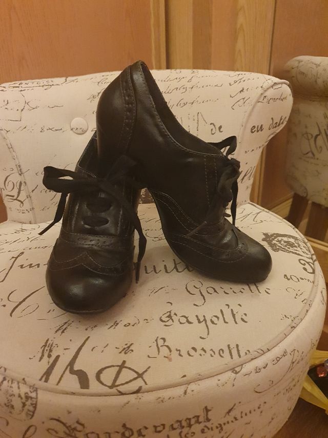 zapato negro con tocado