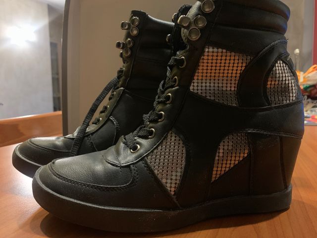 Scarpa stringata zeppa/ alta nera