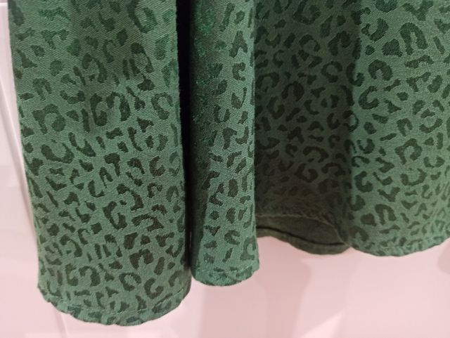 Vestido verde con estampado de leopardo