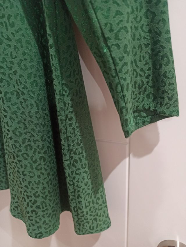 Vestido verde con estampado de leopardo