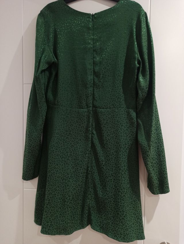 Vestido verde con estampado de leopardo