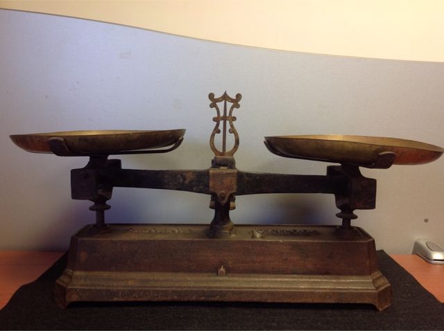 Balanza antigua de hierro