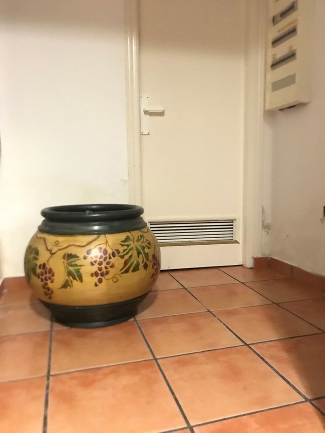 Enorme macetero con motivos frutales