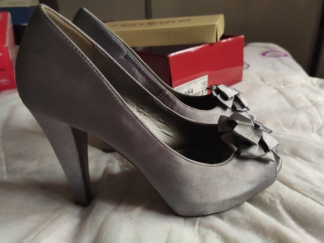 Zapato forrado en tela plateada. Marca: Maripaz