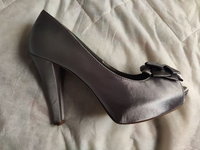 Zapato forrado en tela plateada. Marca: Maripaz