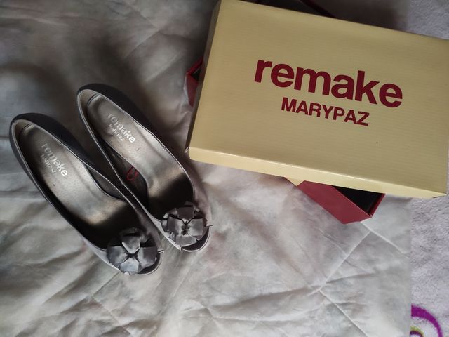 Zapato forrado en tela plateada. Marca: Maripaz