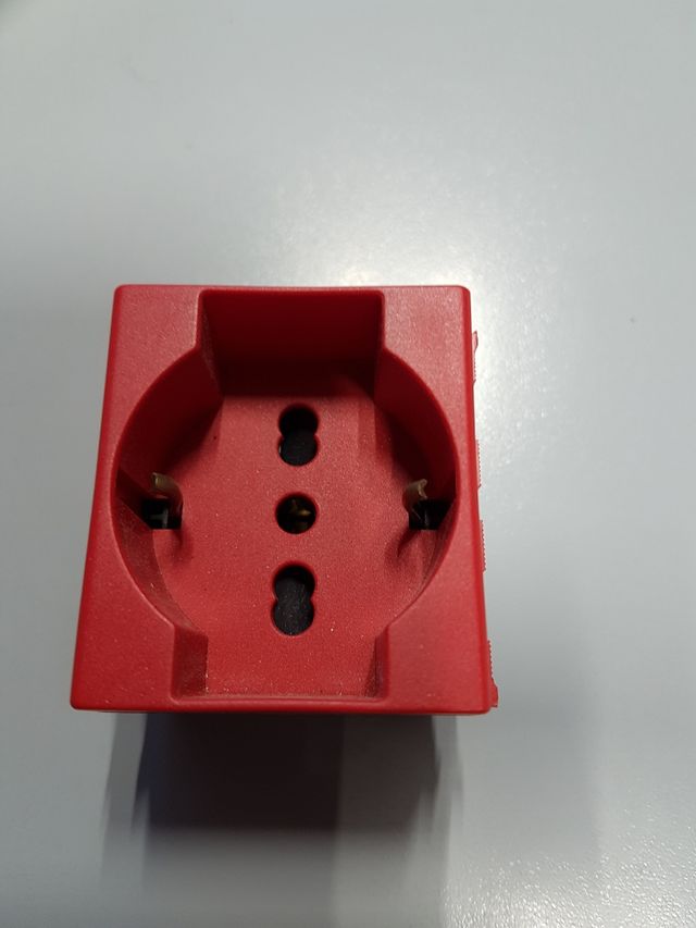 Presa standard 250V 2P+T 16A ROSSA