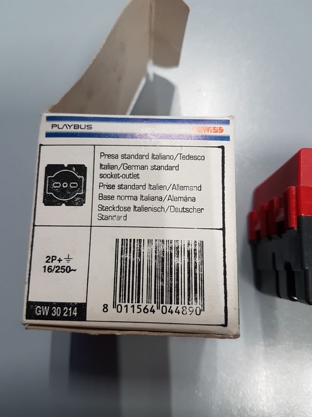Presa standard 250V 2P+T 16A ROSSA