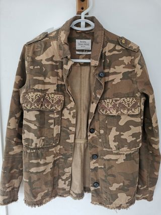Chaqueta con estampado militar 