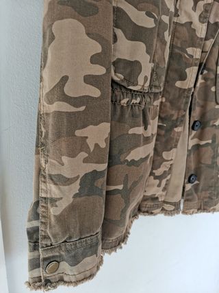 Chaqueta con estampado militar 