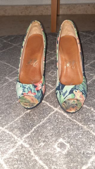 zapato con motivos florales azules