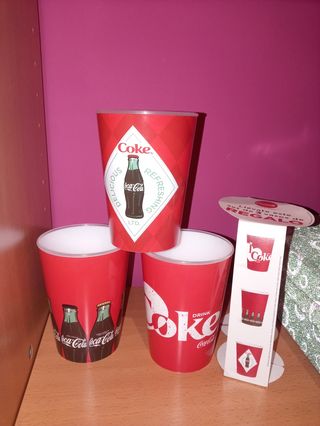 Lote de tres vasos de plástico