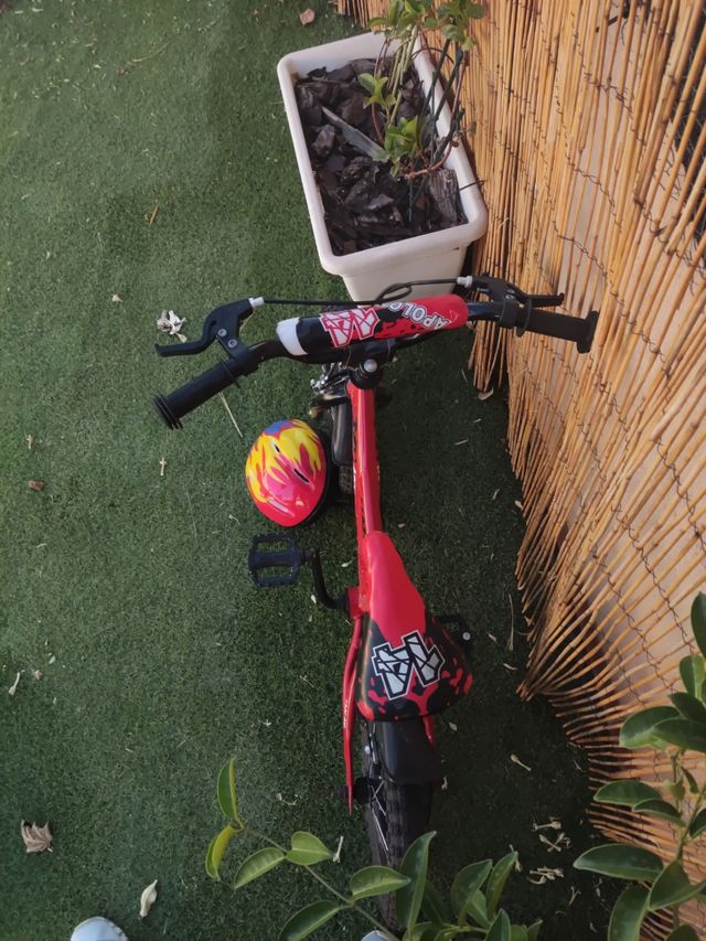 Bicicleta a pedales para niñ@ (casco incluido)