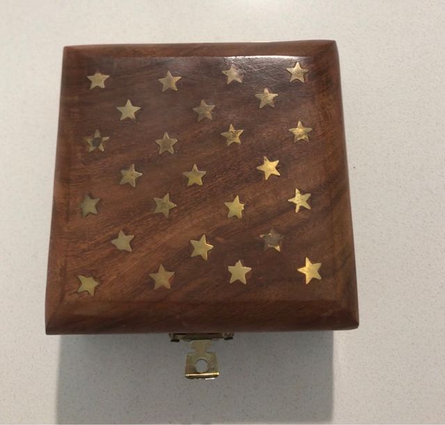 Caja madera con estrellas 